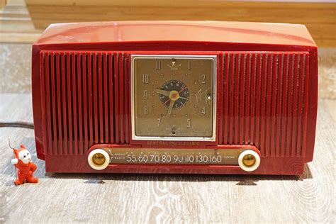 Vintage 1953 General Electric Red Tabletop Clock Radio Gold Etsy Retro Clock Tabletop