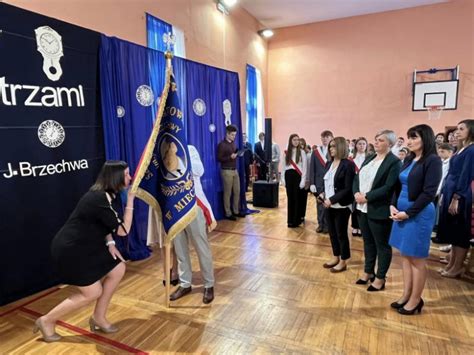 Przyjęcie sztandaru w Szkole Podstawowej im Jana Brzechwy w Mieczkowie