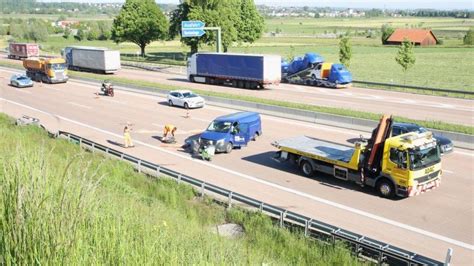 Burgau Unfall Auf Der A8 Kleintransporter Lag Quer Auf Der Fahrbahn