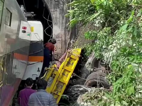 台鐵出軌｜太魯閣號與斜坡滑落工程車相撞｜最少48死118傷｜近半世紀最嚴重鐵路事故