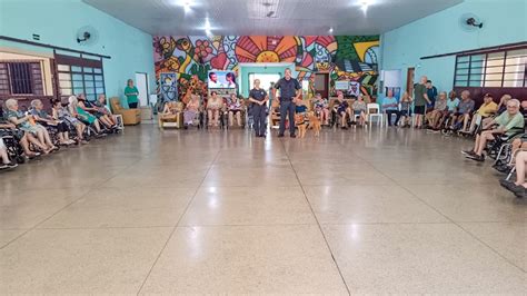 Projeto de Cinoterapia Cão Doutor da GCM de Rio Claro visita Lar dos