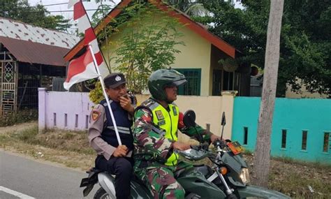 Sinergitas TNI Polri Keliling Kampung Serukan Warga Atim Pasang