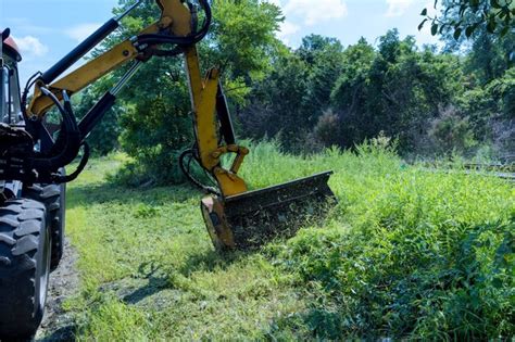 Los servicios viales de la máquina tractora con cortadora de césped