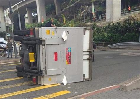 觀塘貨車撼私家車翻側 市民救出被困司機｜即時新聞｜港澳｜oncc東網