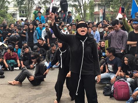 Aksi Teatrikal Warnai Unjuk Rasa Mahasiswa Di Pontianak Kumparan