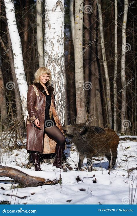 Het Meisje Van De Blonde Met Everzwijn Stock Foto Image Of Hoofd