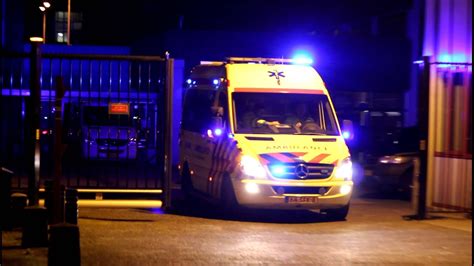 A Ambulance Eindhoven Vertrekt Met Spoed Naar Melding Vanaf De