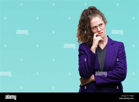 Jeune étudiante brunette girl wearing school uniform et verres sur fond isolé à souligné et