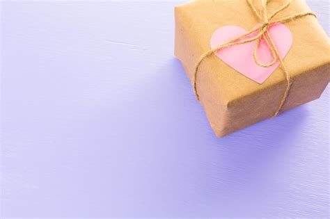 Coffret Cadeau Emballé Dans Du Papier Recyclé Et Décoré D un Coeur Rose