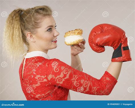 Mujer Que Lucha Apagado La Mala Comida Torta De Encajonamiento Del