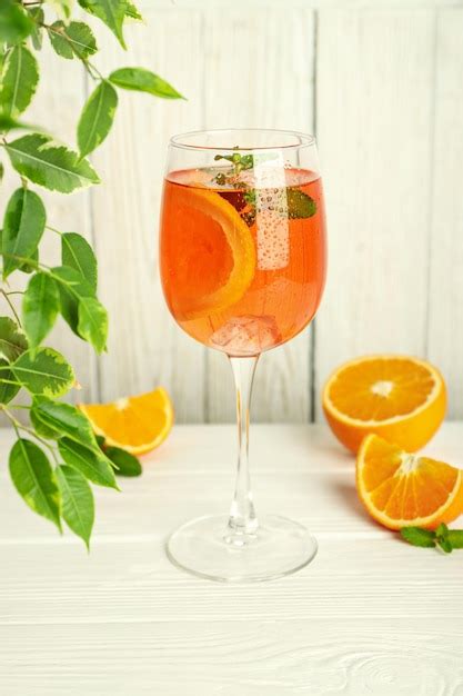 Conceito de coquetel de verão aperol spritz na mesa de madeira branca