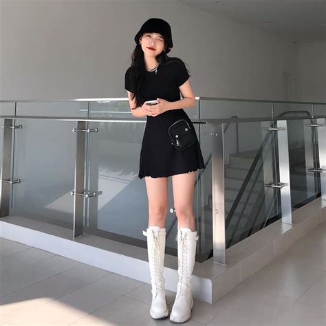 Insta look Gen Z tuần qua Có nàng diện cả bra ra đường màu trắng năm nay thành hot trend hay sao