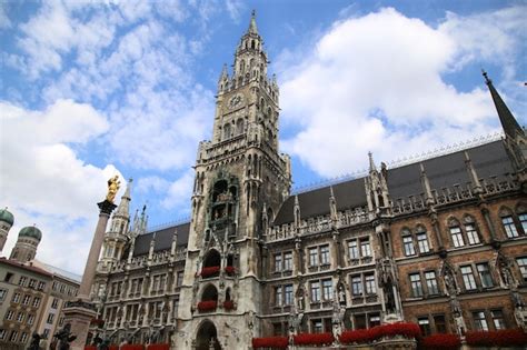 La Mariensaule Una Columna Mariana Y El Ayuntamiento De Munich En