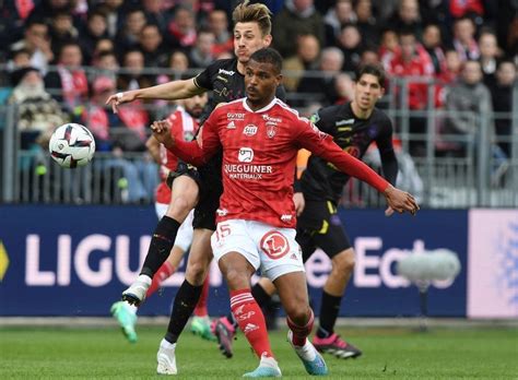 Ligue Le Stade Brestois Simpose Face Toulouse Et S Loigne De La