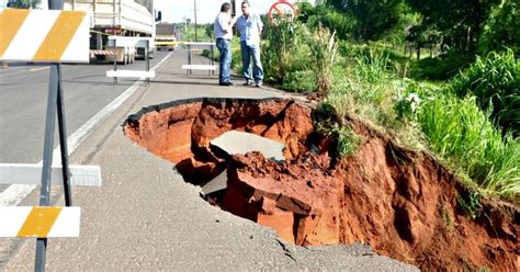 G1 Buraco Em Acostamento Interdita Parte Da BR 163 Em Campo Grande