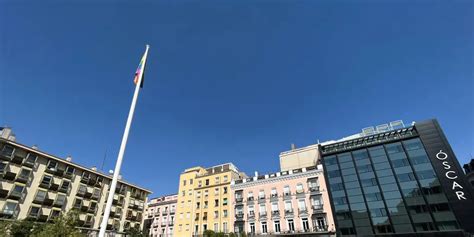 La bandera LGTBI ondea ya en un mástil permanente en la plaza de Pedro