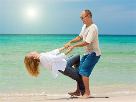 Couples De Plage Photo Stock Image Du Plage Amour Sensualité 8733966