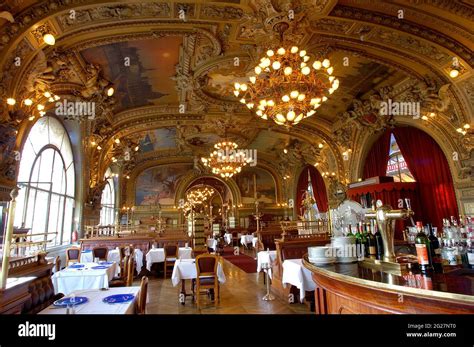 FRANCE PARIS 75 GARE DE LYON TRAIN STATION INTERIOR OF THE FAMOUS