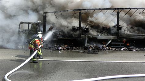 Lkw Brand Mit Feuerwerksk Rpern Freiwillige Feuerwehr Ransbach Baumbach