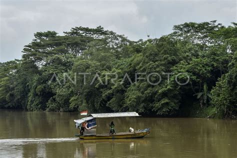 Perahu Penyeberangan Pangandaran Jateng Di Sungai Citanduy Antara Foto