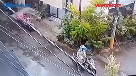 Video Pencuri Sepeda Motor Beraksi Di Perumahan Bekasi Sempat Kepergok