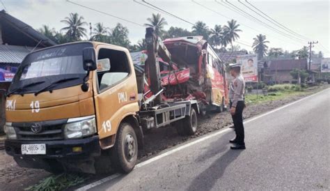 Bus Mandala Tabrak Truk Bermuatan Sawit 2 Penumpang Luka Luka