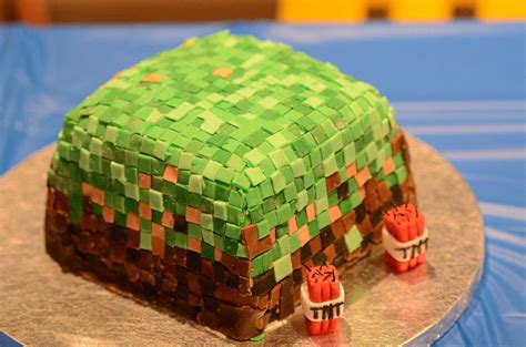 Grass block birthday cake : Minecraft