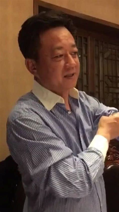 55歲朱軍近照曝光！風波後聚餐還獻歌，身材走樣當婚禮主持人 每日頭條