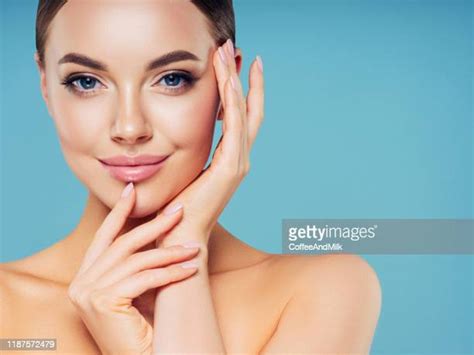 Beautiful Face Blue Background Fotografias E Filmes Do Acervo Getty