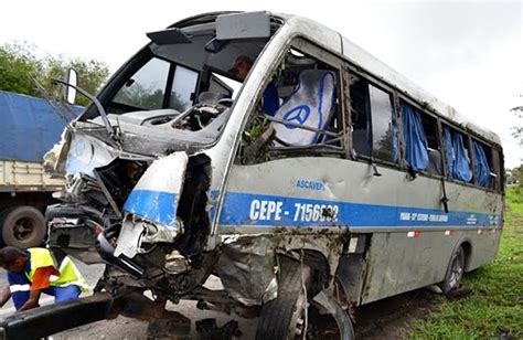 Acidente entre carro e micro ônibus deixa um saldo de dois mortos na BR