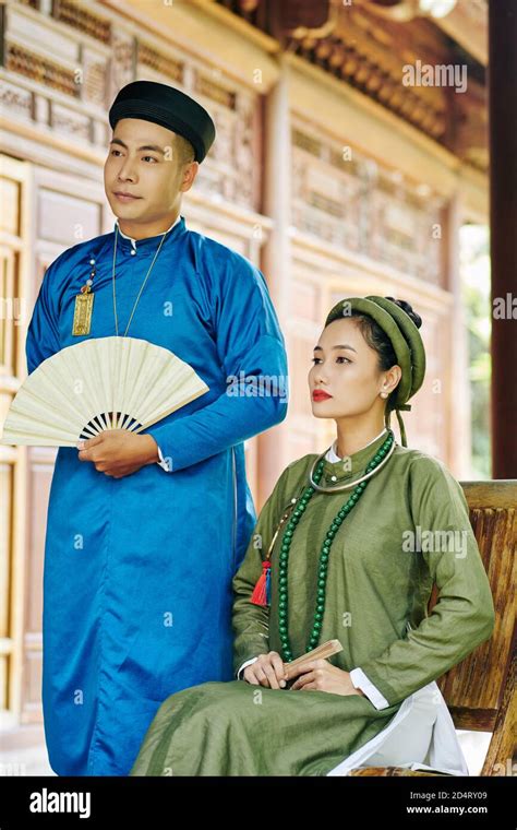 Couple In Traditional Vietnamese Dresses Stock Photo Alamy