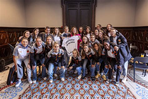 El Valencia Cf Femenino Celebra El M Con Una Masclet Muy Especial