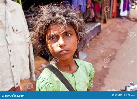 Pauvre Petite Fille Près De Route Image éditorial Image du jeune