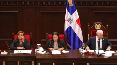 La Asamblea Nacional lee la nueva Constitución de la República