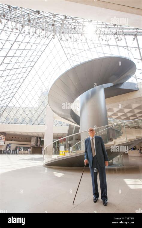 IEOH MING PEI AND LOUVRE PYRAMID Stock Photo - Alamy