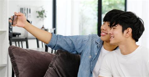 Dos Jóvenes Hombres Asiáticos Amigos Tomando Fotos Juntos Una Pareja Gay De Asia Se Selfian Con