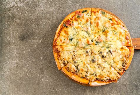 Spinach and mushroom pizza stock image. Image of food - 102773967