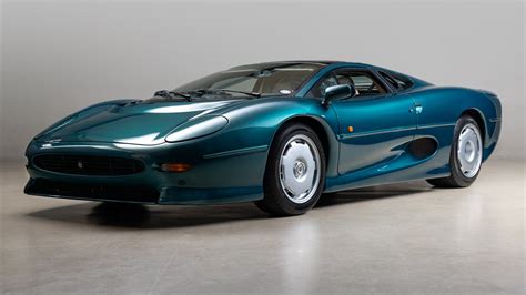 На продажу выставлен абсолютно новый суперкар Jaguar Xj220 выпущенный 30 лет назад