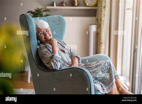 Femme mature assise dans un fauteuil Banque de photographies et dimages à haute résolution Alamy