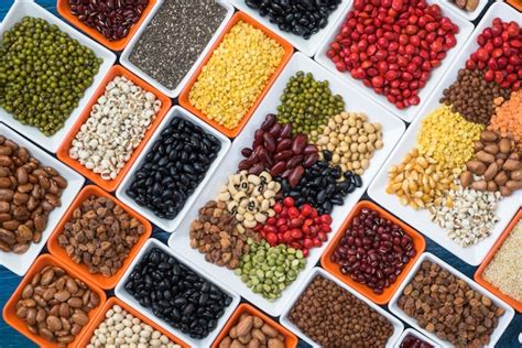 Feij Es Secos Multicoloridos Preparados Na Mesa Para Cozinhar Foto