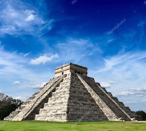 Mayan pyramid in Chichen-Itza, Mexico — Stock Photo © DmitryRukhlenko #25475791