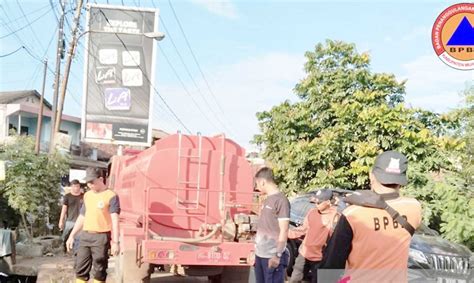 BPBD Dan PTBA Salurkan 30 000 Liter Air Bersih Ke Warga Muara Enim