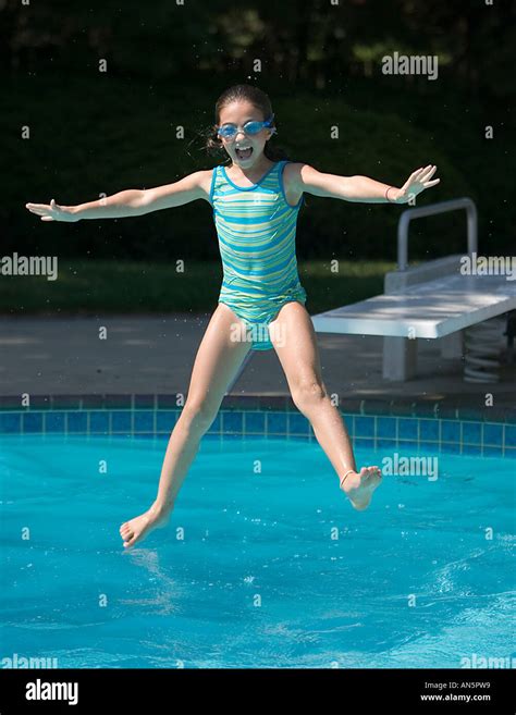 Girl Diving Jumping Swimming Pool Young Fotos Und Bildmaterial In Hoher Auflösung Alamy