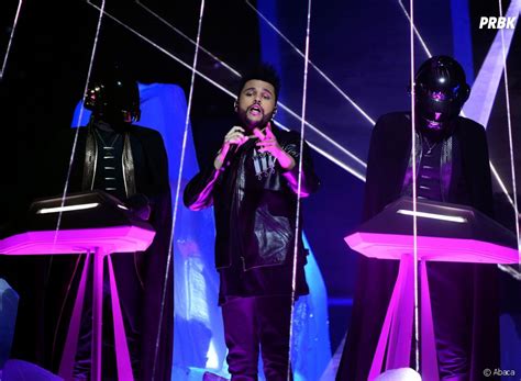 Selena Gomez Et The Weeknd En Europe La Chanteuse Accompagne Son