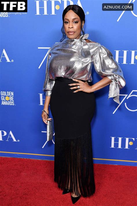 Niecy Nash Sexy Flashes Her Hot Boobs In Various Photos Collection AZNude