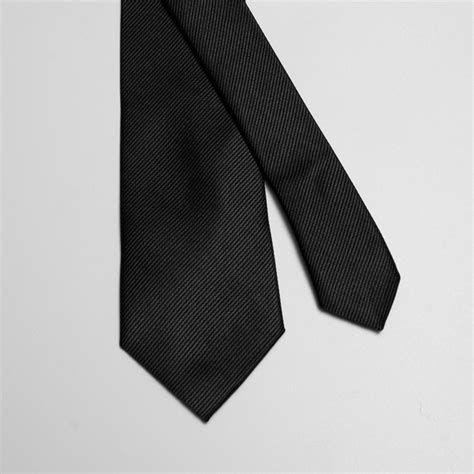 Corbata negra diseño de lineas marca Buckle clásico 149852 Emporium