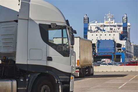 Transport Und Logistikindustrie Lkw Und Schiff Im Hafen Stockbild