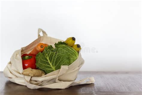 Borsa Riutilizzabile Di Eco Con Le Verdure E Sacchetto Di Plastica Con