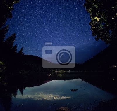 Lago de montanha synevir à noite céu estrelado e reflexos pinturas