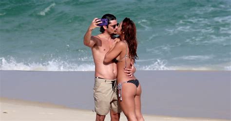 Beijos E Carinhos Yanna Lavigne Curte Praia Marido Bruno Gissoni